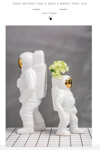 गैलरी व्यूवर में इमेज लोड करें, European Minimalist Astronaut Ceramic Vase
