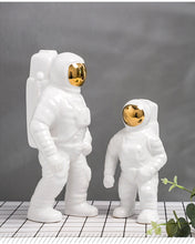 गैलरी व्यूवर में इमेज लोड करें, European Minimalist Astronaut Ceramic Vase
